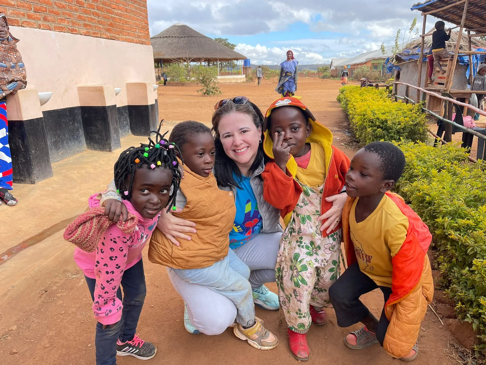 Luísa Marteleto with smiling children in Malawi