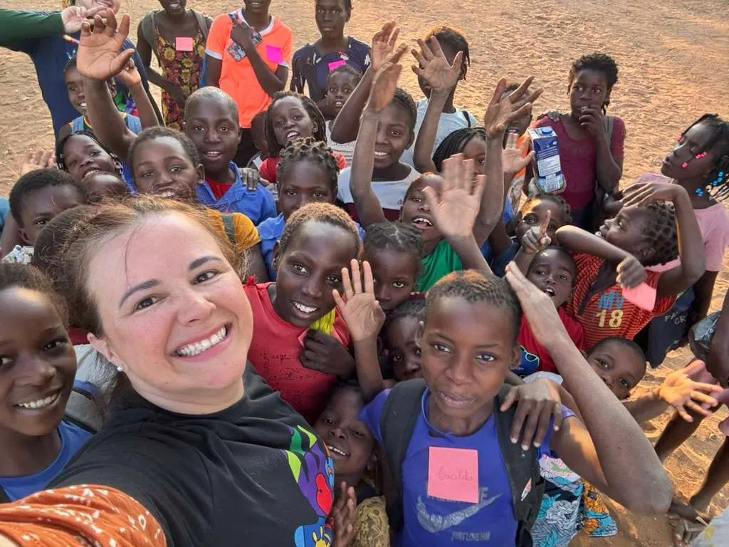 Luísa Marteleto con un grupo de niños sonrientes